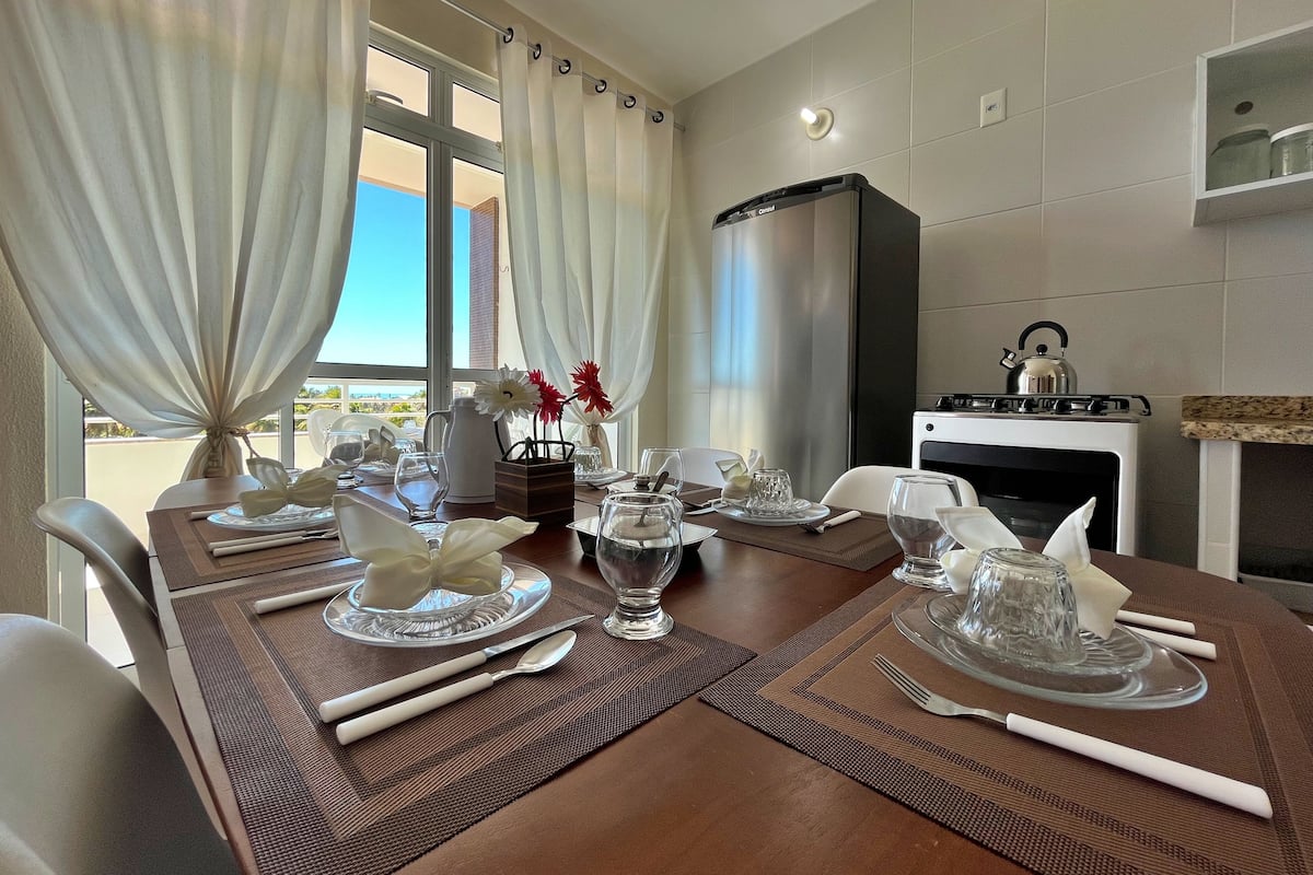 Departamento Deluxe, 4 habitaciones, cocina, vista al mar | Área de sala de estar | Smart TV de 43 pulgadas con canales digitales y Netflix