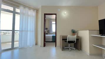 Departamento Confort, 3 habitaciones, cocina, vista al mar | Área de sala de estar | Smart TV de 43 pulgadas con canales digitales y Netflix