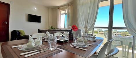 Deluxe Apartment, 4 Bedrooms, Kitchen, Sea View | Dining room