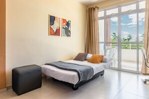 คอมฟอร์ทอพาร์ทเมนท์ | บริเวณนั่งเล่น | สมาร์ททีวี 43 นิ้ว พร้อมช่องดิจิตอล, Netflix, บริการสตรีมมิ่ง