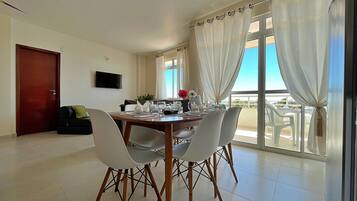 Deluxe Apartment, 4 Bedrooms, Kitchen, Sea View | Dining room