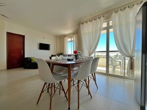 ดีลักซ์อพาร์ทเมนท์, 4 ห้องนอน, ห้องครัว, วิวทะเล | ห้องรับประทานอาหาร