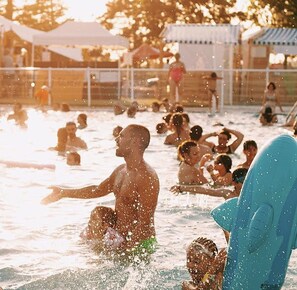 A crowded outdoor swimming pool with people enjoying the water. - Camping de Zaragoza (Zaragoza)
