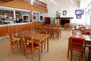 Family dining - Camping de Zaragoza (Zaragoza)