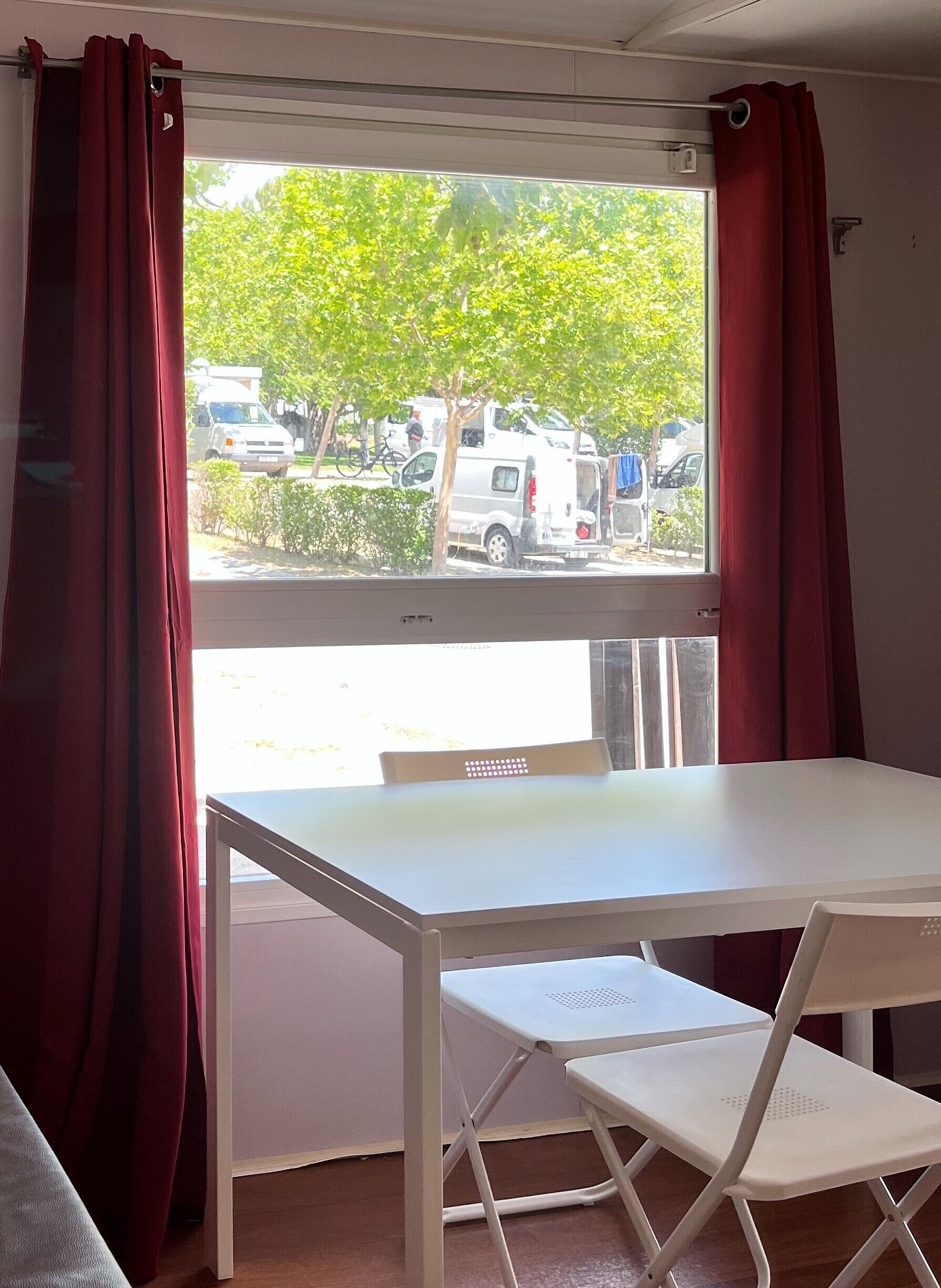 Perhebungalow, 2 makuuhuonetta | Oleskelualue | 24–tuumainen televisio, jossa kaapelikanavat