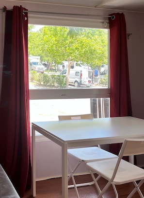 Living area - Camping de Zaragoza (Zaragoza)