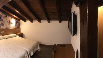 Double Room | Free cribs/infant beds, rollaway beds, free WiFi