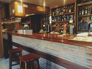 Bar (on property) - Hostal Oianume (Urnieta)