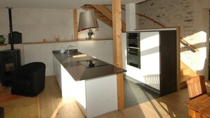 Een compacte keuken met een ingebouwde kookplaat, een spoelbak en een oven.