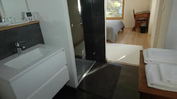 Doppelzimmer | Badezimmer | Dusche, Haartrockner, HandtĂŒcher, Seife