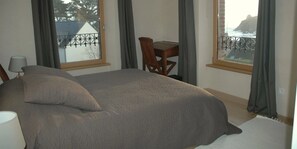 Double Room | Individually decorated, individually furnished, desk, blackout drapes - Chambre d'hôtes Porsmilin (Locmaria-Plouzane)