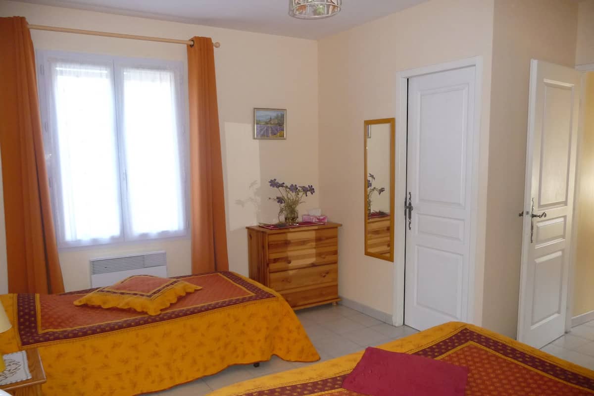 Room (Luberon) | Cribs (free), WiFi (free), individually decorated