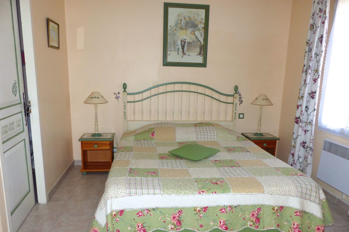 Room | Cribs (free), WiFi (free), individually decorated