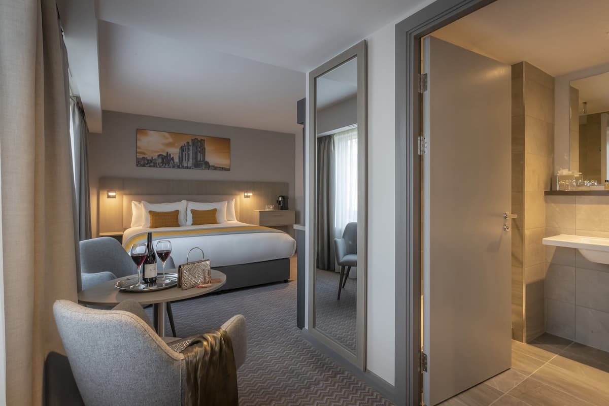 hypo-allergenic bedding, in-room safe, laptop workspace