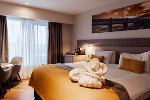 Ropa de cama hipoalergénica y caja de seguridad en la habitación