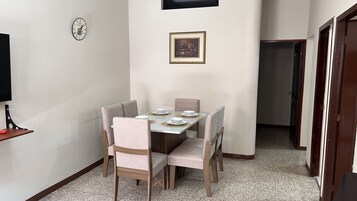 Comfort Apartment, 2 Bedrooms | Dining room