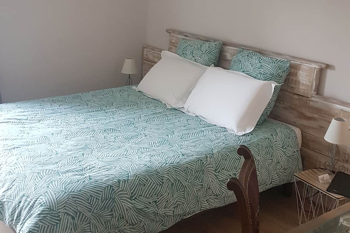 Tweepersoonskamer | Luxe beddengoed, een bureau, verduisterende gordijnen