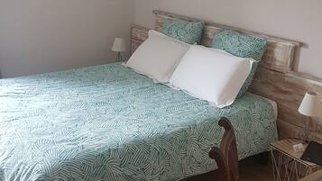 Tweepersoonskamer | Luxe beddengoed, een bureau, verduisterende gordijnen