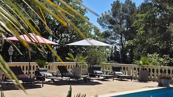 Outdoor pool, pool umbrellas, sun loungers