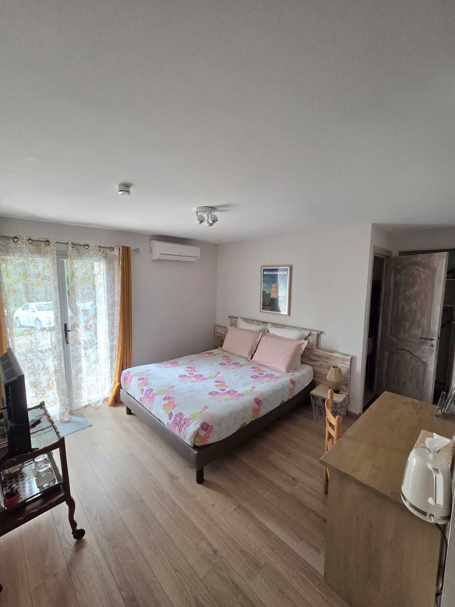 Ropa de cama de alta calidad, escritorio y cortinas blackout 