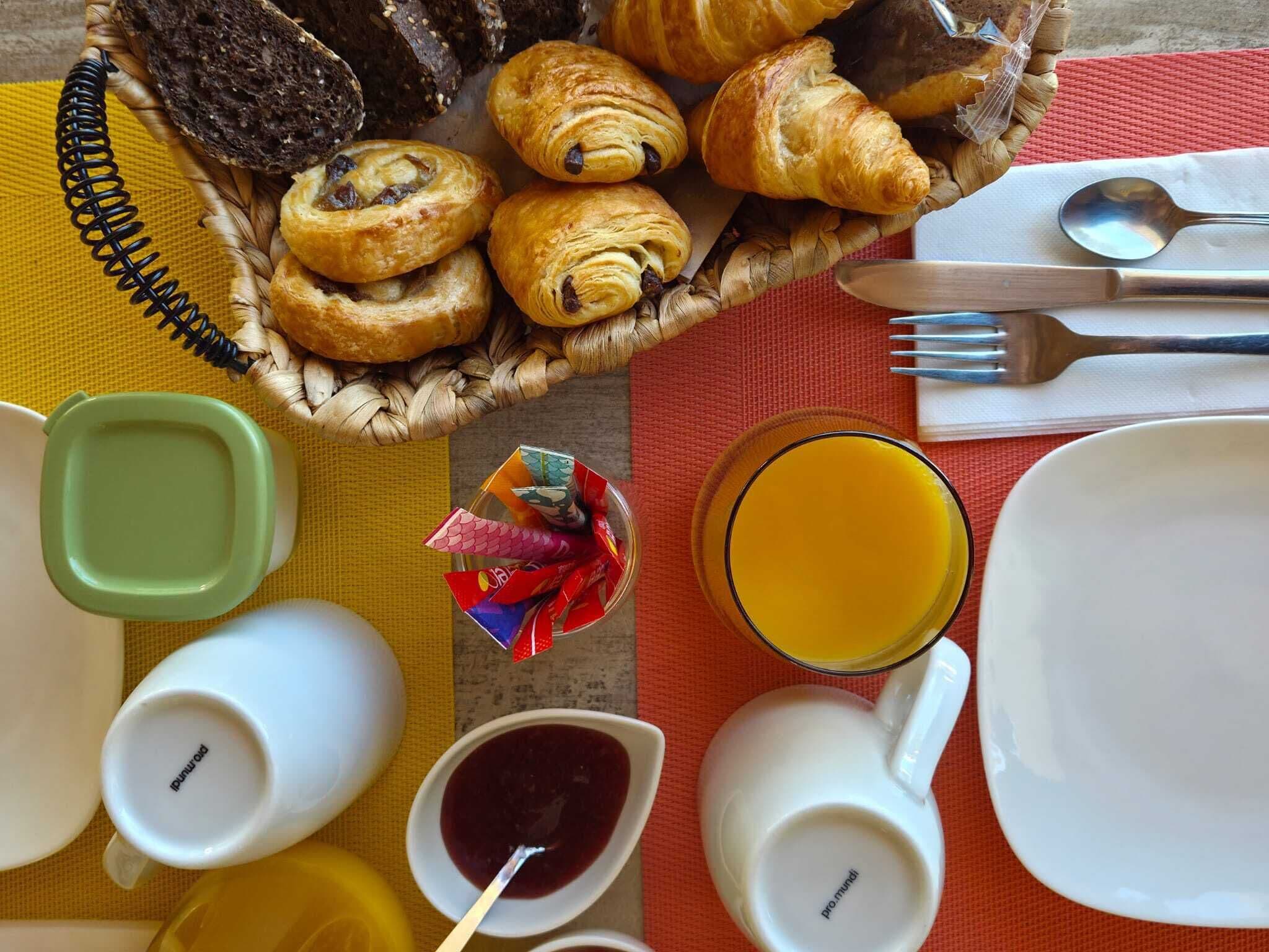 Free daily continental breakfast