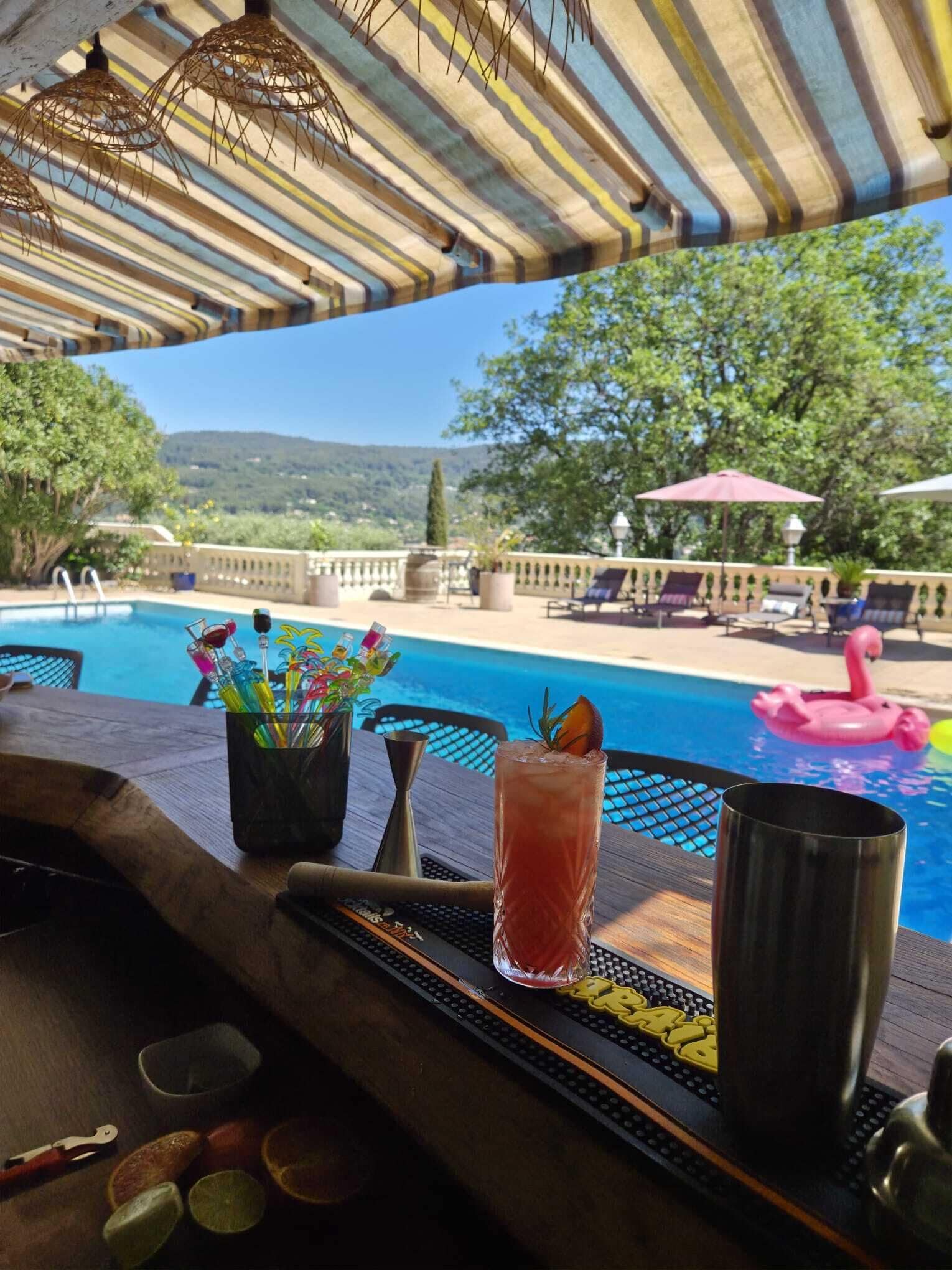 Bar junto a la piscina