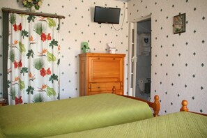 Double Room | 1 bedroom, iron/ironing board, free cribs/infant beds, rollaway beds