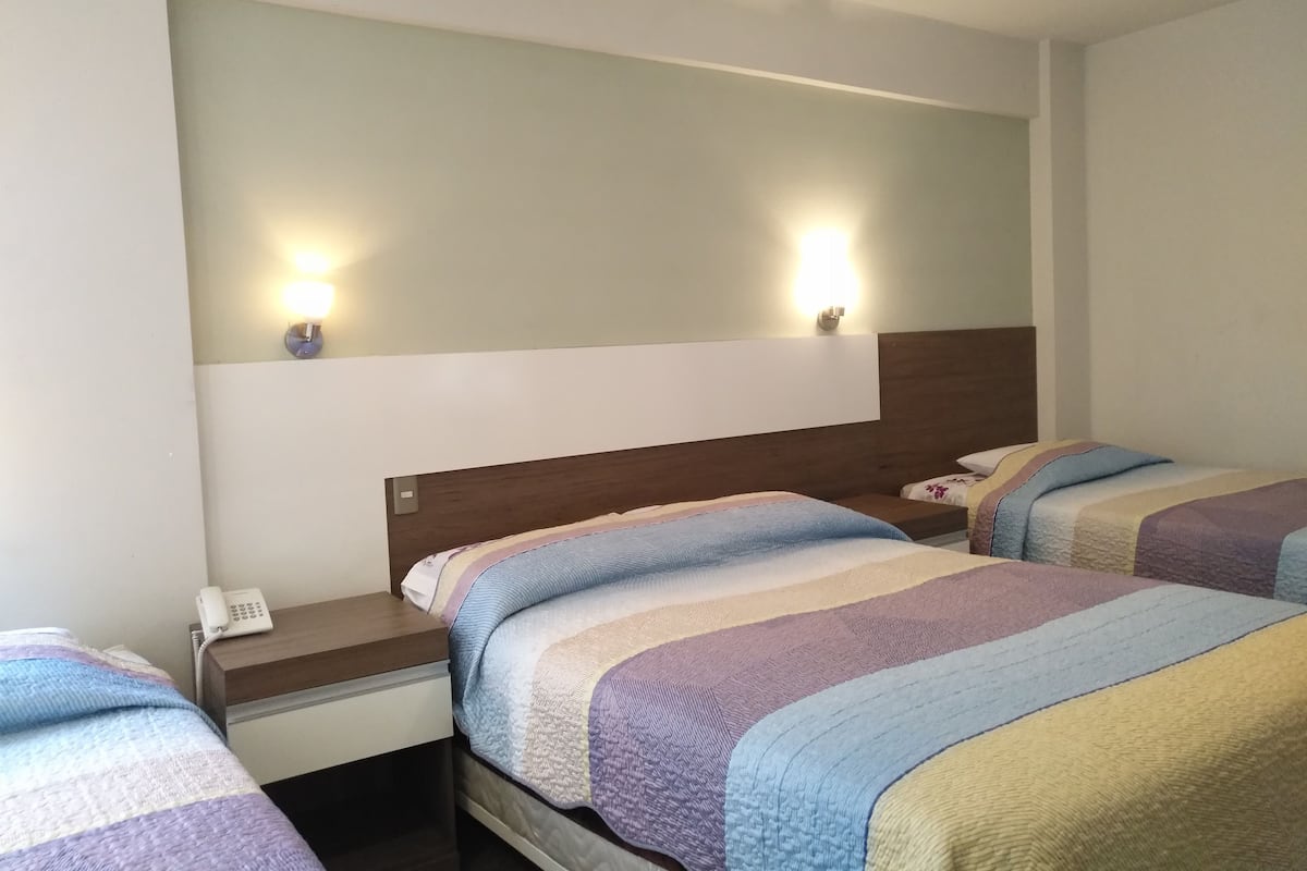 Driepersoonskamer | Gratis wifi, beddengoed