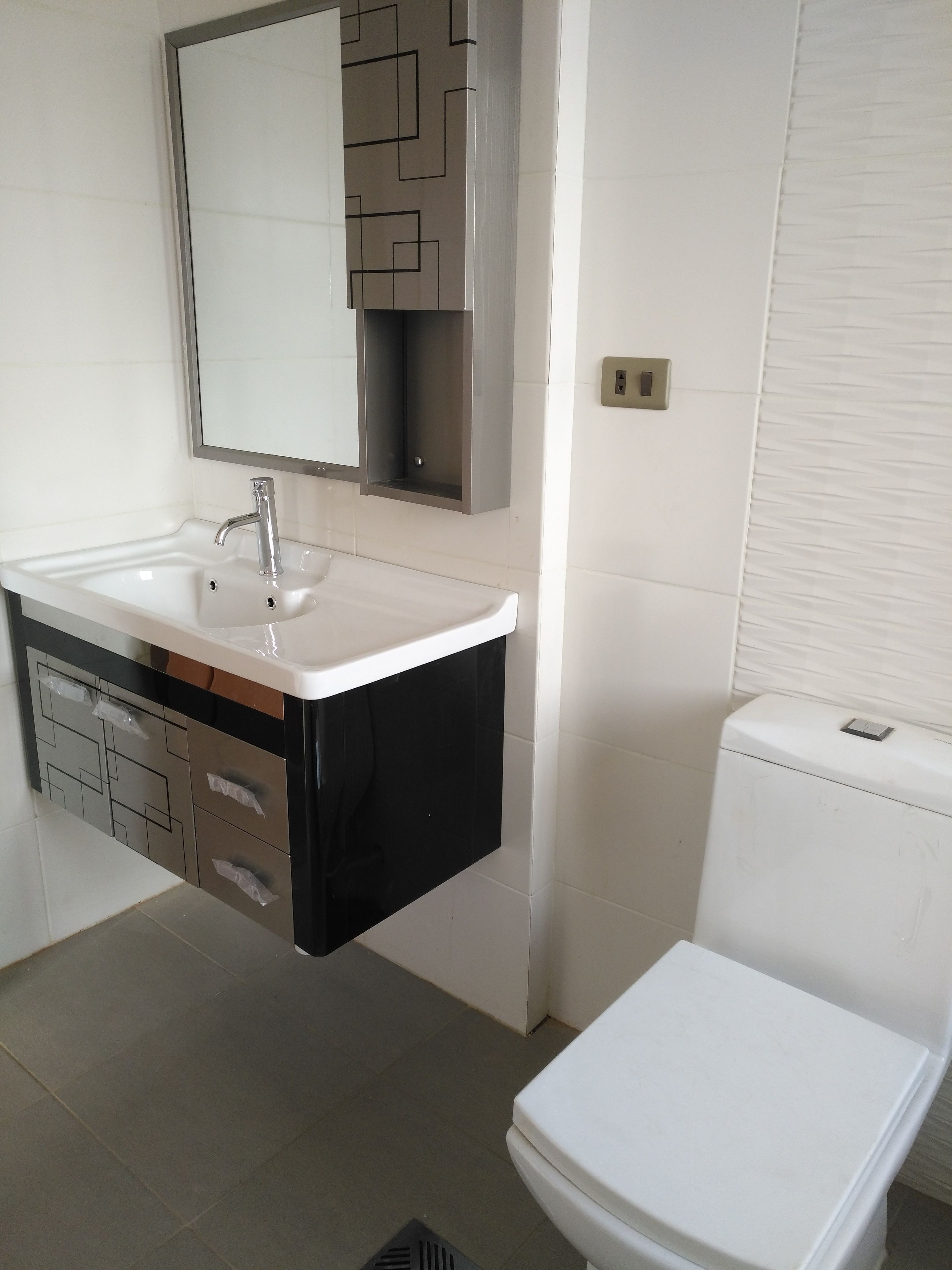 combined shower/bathtub, deep-soaking bathtub, free toiletries