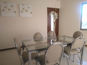 Déjeuner continental (3 USD par personne)