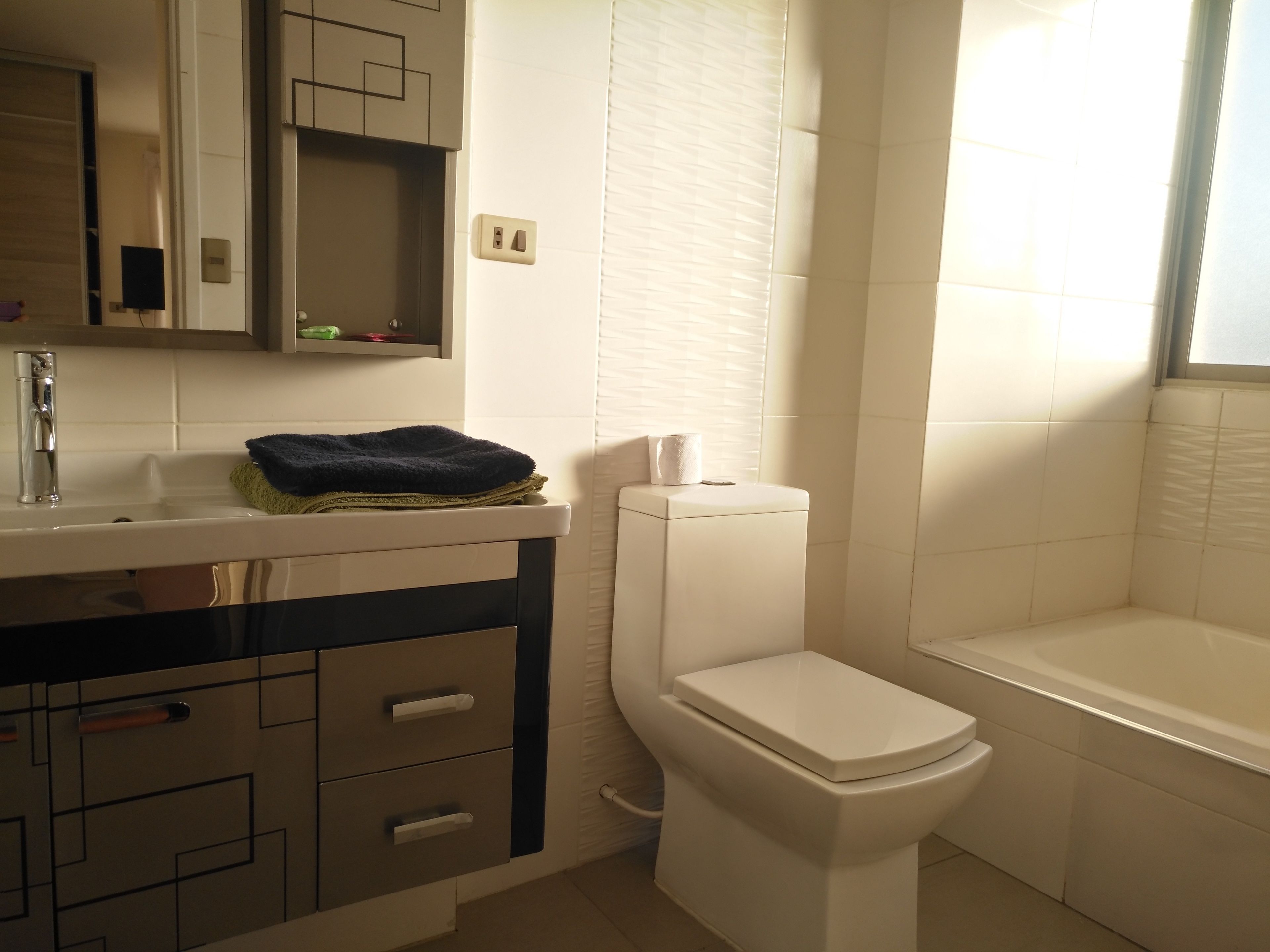 combined shower/bathtub, deep-soaking bathtub, free toiletries