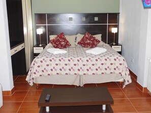 Caja de seguridad en la habitación y escritorio