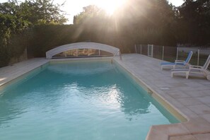 Una piscina al aire libre de temporada