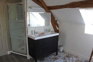 Family Suite (Chantecler) | Bathroom amenities | Shower, rainfall showerhead, towels - Bella Simonetta (Francueil)