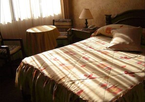 In-room safe, free WiFi - Hostal Versalles (Cochabamba)