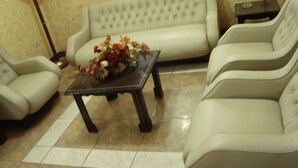 Lobby sitting area - Hostal Versalles (Cochabamba)