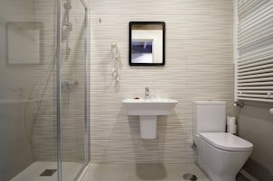 Ducha, artículos de higiene personal gratuitos y secador de pelo