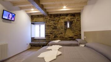 Herbergi fyrir þrjá - 3 einbreið rúm - einkabaðherbergi | Hljóðeinangrun, straujárn/strauborð, ókeypis þráðlaus nettenging, rúmföt