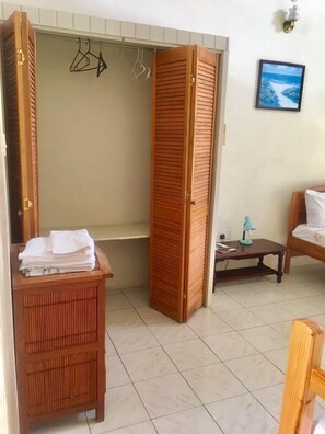 Basic Room | Desk, iron/ironing board, free WiFi