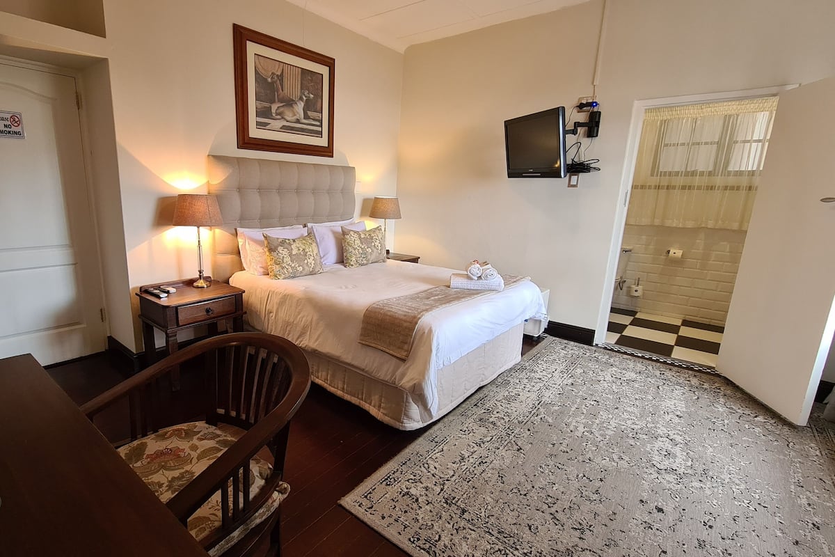 Standard Room | 1 bedroom, in-room safe, individually decorated, individually furnished
