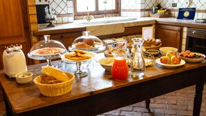 A breakfast buffet with various food items and beverages on a wooden table. - B&B Rivarola al Tempo dei Castelli (Carasco)