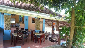 Desayuno con opciones de la cocina local todos los días (con cargo)