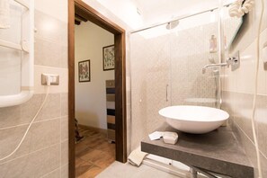 Studio, uitzicht op tuin | Badkamer | Een douche, gratis toiletartikelen, een haardroger, een bidet