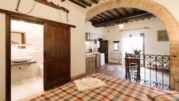 1 habitación, decoración personalizada, muebles diferentes y escritorio