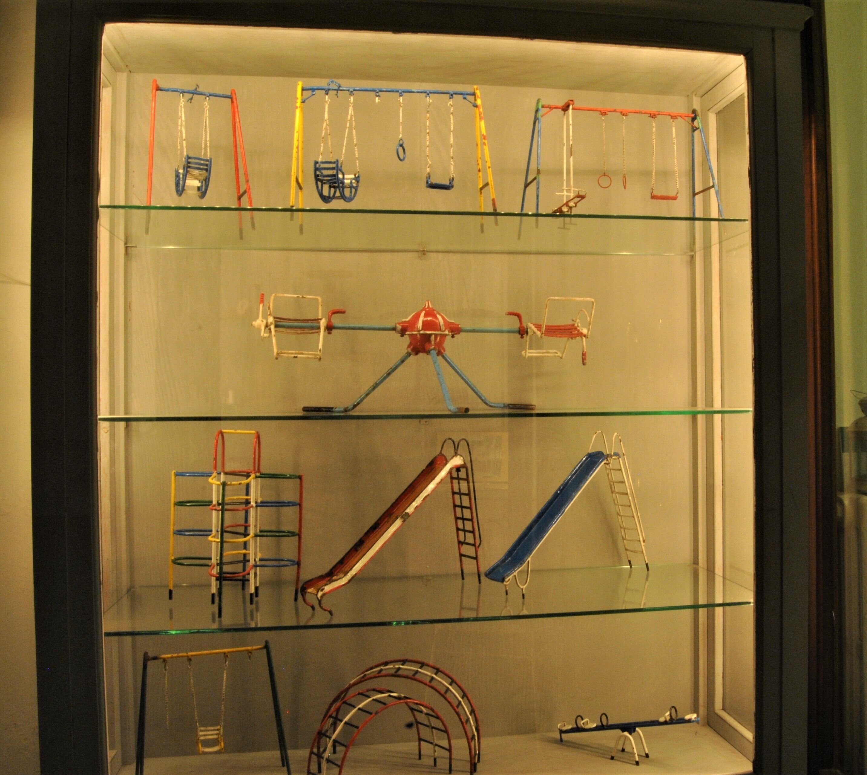 Una exhibición de diverso equipo de juegos en un museo o exposición.
