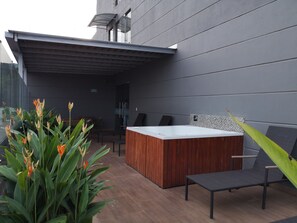 Bañera de hidromasaje cubierta