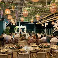 供应早餐、午餐和晚餐，地方菜