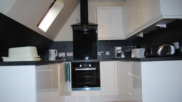 Thistle Lodge | Private kitchen | Fridge, microwave, oven, stovetop