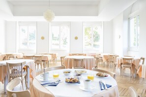 Frokostbuffé hver dag (EUR 13.00 per person)