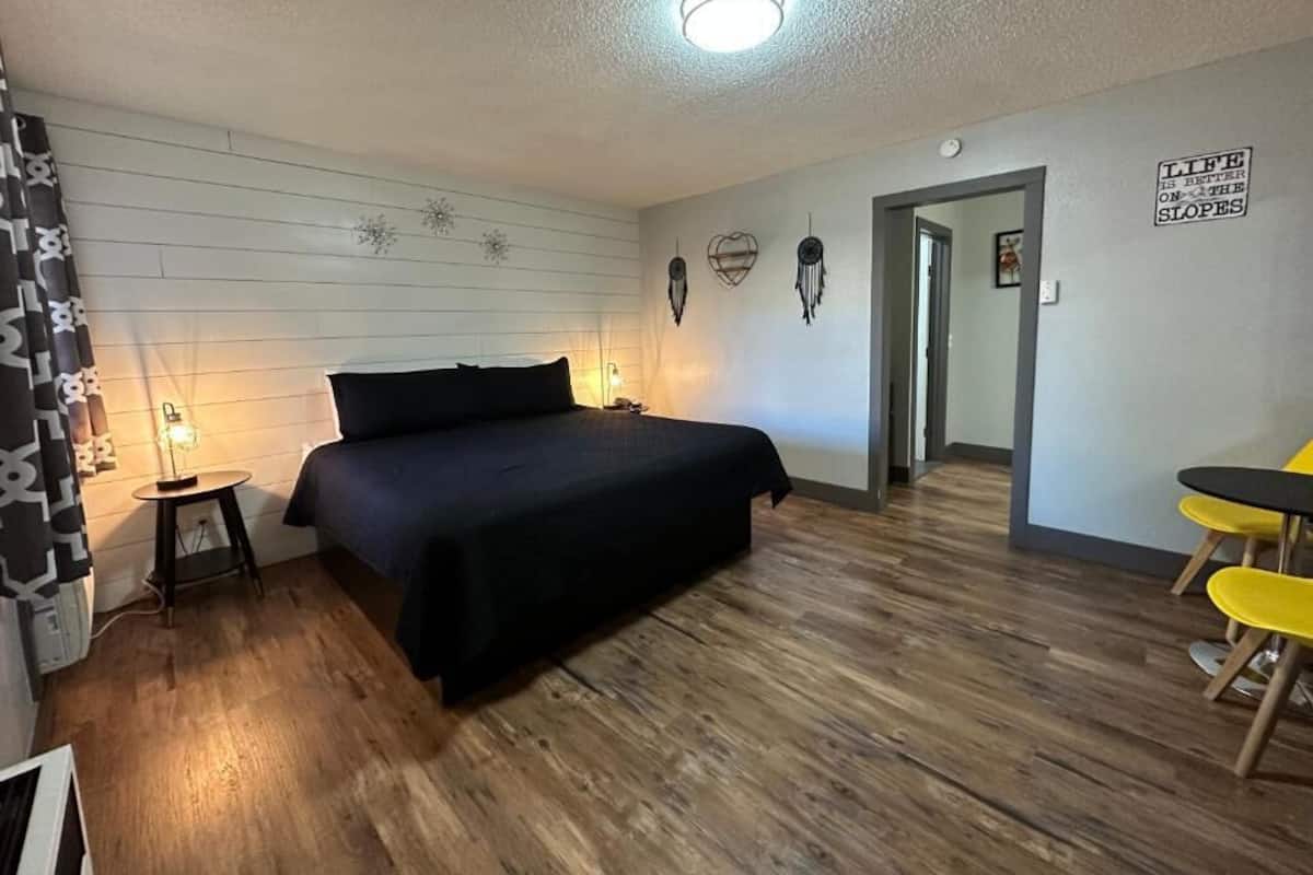 Standard Single Room, 1 King Bed | Desk, iron/ironing board, free WiFi, bed sheets